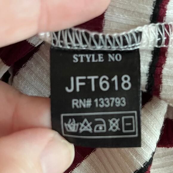 POL Women's Sleeveless Top Small White Red Stripped V-Neck Stretch Minimalist - Picture 7 of 8